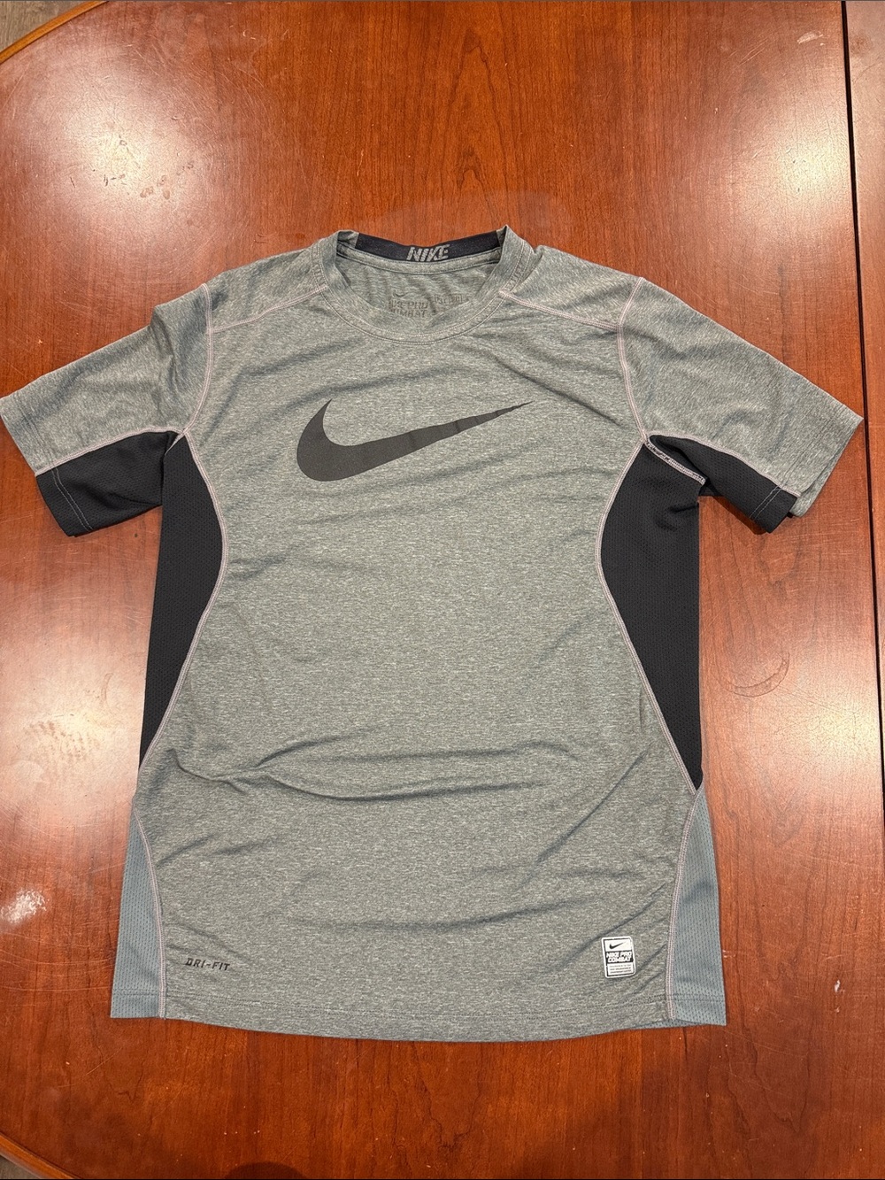 Boys Nike Pro Gray and Black Short-Sleeve shirt Size Large